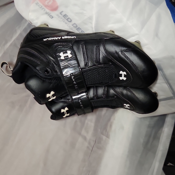 Size 11 under Armour football cleats - Picture 3 of 7